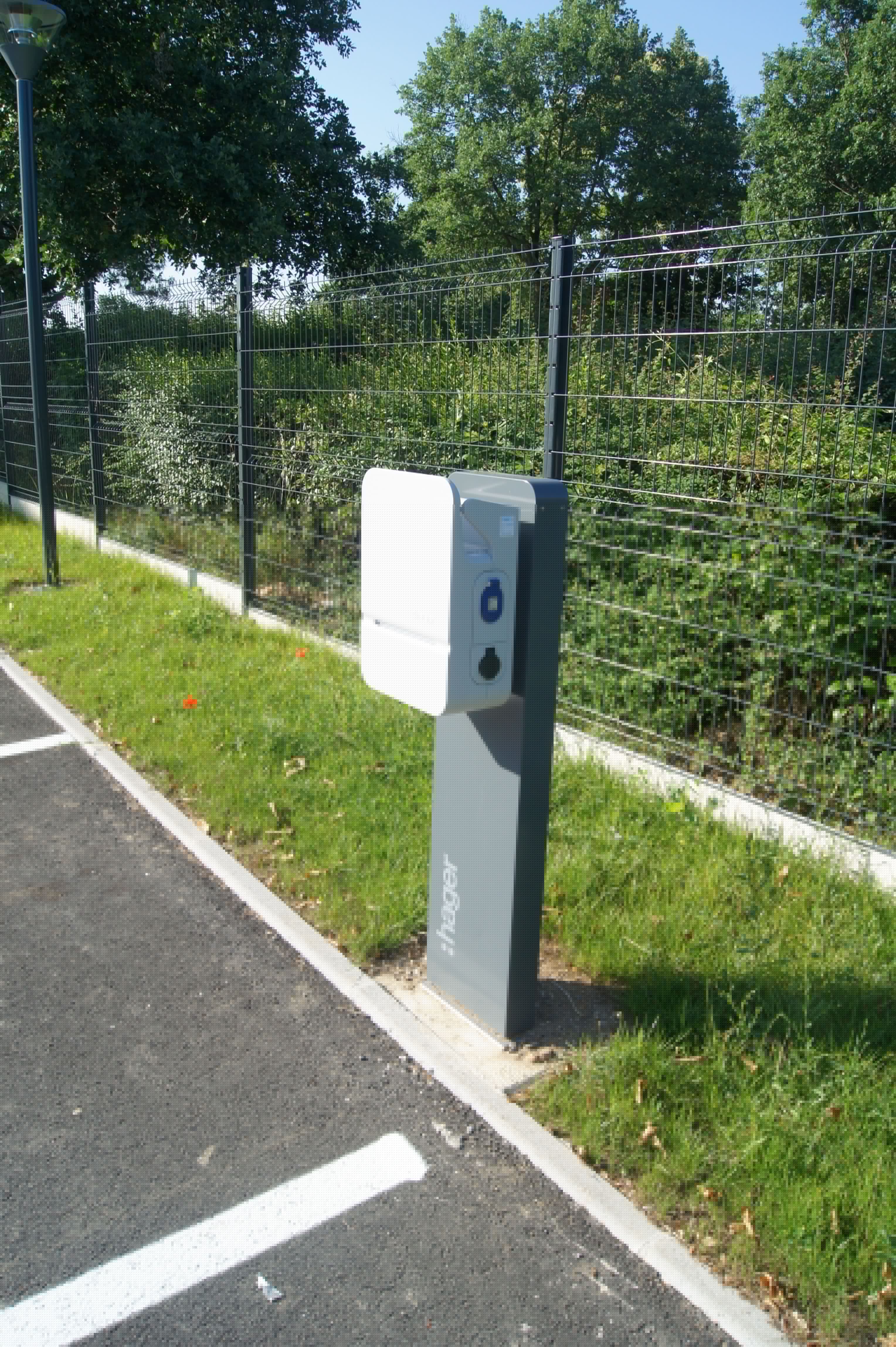Electric vehicle charging station
